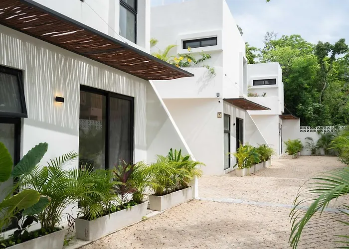 Cozy 3 Bedrooms Townhome-centrally Located-gated-wifi